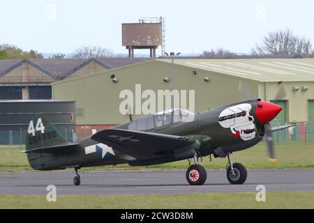 Ein amerikanischer Curtiss P-40 Warhawk G-KITT Kämpfer rollt auf der Abingdon Air & Country Show 2016, Oxfordshire, Großbritannien Stockfoto