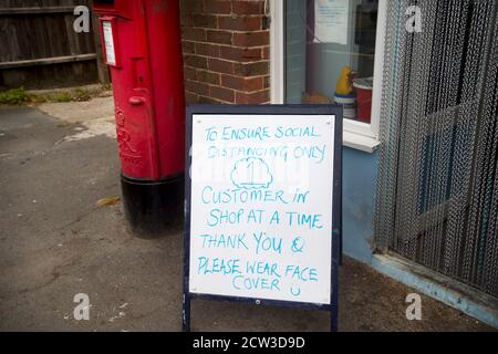 Isle of Wight, September 2020. Bembridge. Schild für Fischgeschäft mit covid Regeln - Gesichtsbedeckung und eine Person zu einer Zeit. Stockfoto