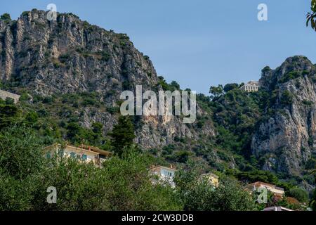 Luxushäuser in der fantastischen Bergblick an sonnigen Tagen in Beaulieu-sur-mer, Frankreich. Stockfoto