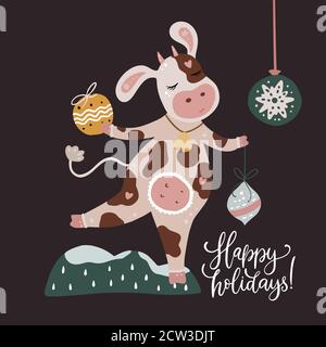 Weihnachten niedlich Cartoon Kuh Vektor Illustration mit Hand gezeichnet Schriftzug - Happy Holidays. Tierkarte mit Winterschmuck. Neujahr 2021. Stock Vektor