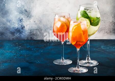 Set von italienischen alkoholischen Cocktails im Sommer, aperol Spritz, martini royale, Campari Tonic mit Bitter und Prosecco in Weingläsern. Nahaufnahme, se Stockfoto