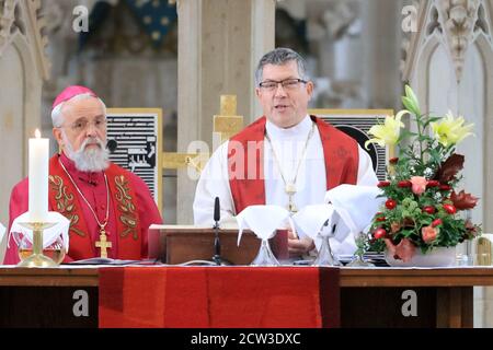 27. September 2020, Sachsen-Anhalt, Magdeburg: Der katholische Diözesanbischof Dr. Gerhard Feige (l.) und der evangelische Landesbischof Friedrich Kramer stehen am Altar während des Festgottesdienstes in St. Mauritius und dem Katharina-Dom in Magdeburg. Der Bischofsdienst zum 500. Jahrestag der Fertigstellung der Kathedrale eröffnet auch das Domfest. Der Magdeburger Dom ist eine von acht Domkirchen in Sachsen-Anhalt und feiert 2020 sein Jubiläum. Vor fünf Jahrhunderten wurde der symbolische Schlussstein auf den Nordturm gelegt, um den Bau abzuschließen. Foto: Pe Stockfoto