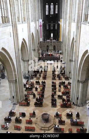 27. September 2020, Sachsen-Anhalt, Magdeburg: Gläubige und Gäste sitzen im Festgottesdienst anlässlich der 500-jährigen Fertigstellung des Doms in St. Mauritius und des Katharinenkathedrals in Magdeburg aus der Ferne. Der Bischofsdienst anlässlich des 500. Jahrestages der Fertigstellung der Kathedrale eröffnet auch das Domfest. Der Magdeburger Dom ist eine von acht Domkirchen in Sachsen-Anhalt und feiert 2020 sein Jubiläum. Vor fünf Jahrhunderten wurde der symbolische Schlussstein auf den Nordturm gelegt, um den Bau abzuschließen. Foto: Peter Gercke/dpa-Zentr Stockfoto