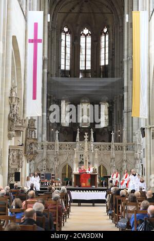 27. September 2020, Sachsen-Anhalt, Magdeburg: Die Gläubigen und Gäste sitzen in einem Festgottesdienst anlässlich des 500. Jahrestages der Fertigstellung des Doms in St. Mauritius und des Katharinenkathedrals in Magdeburg.der Bischofsgottesdienst anlässlich des 500. Jahrestages der Fertigstellung des Doms eröffnet auch den Dom festival.der Magdeburger Dom ist eine von acht Domkirchen in Sachsen-Anhalt und feiert 2020 sein Jubiläum. Vor fünf Jahrhunderten wurde der symbolische Schlussstein auf den Nordturm gelegt, um den Bau abzuschließen. Foto: Peter Gercke/ Stockfoto