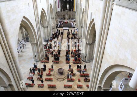 27. September 2020, Sachsen-Anhalt, Magdeburg: Gläubige und Gäste sitzen im Festgottesdienst anlässlich der 500-jährigen Fertigstellung des Doms in St. Mauritius und des Katharinenkathedrals in Magdeburg aus der Ferne. Der Bischofsdienst anlässlich des 500. Jahrestages der Fertigstellung der Kathedrale eröffnet auch das Domfest. Der Magdeburger Dom ist eine von acht Domkirchen in Sachsen-Anhalt und feiert 2020 sein Jubiläum. Vor fünf Jahrhunderten wurde der symbolische Schlussstein auf den Nordturm gelegt, um den Bau abzuschließen. Foto: Peter Gercke/dpa-Zentr Stockfoto