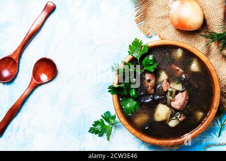 Hausgemachte Suppe mit Fleisch und Waldpilzen, Blick von oben Stockfoto