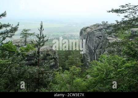 Das Bild aus dem Naturgebiet mit Felsen, genannt "Drábské světničky" (Dráb´ s Zimmer) in der Tschechischen Republik. Stockfoto