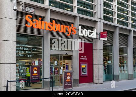 LONDON, ENGLAND - 24. JULI 2020: Sainsbury's Supermarkt Local Store im Erdgeschoss seines globalen Hauptgebäudes am Holborn Circus, Holbor Stockfoto