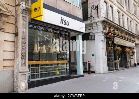 LONDON, ENGLAND - 24. JULI 2020: Itsu Asian Fast Food Takeaway Restaurant Niederlassung in Holborn, London geschlossen während der COVID-19 Pandemie - 019 Stockfoto