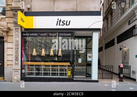 LONDON, ENGLAND - 24. JULI 2020: Itsu Asian Fast Food Takeaway Restaurant Niederlassung in Holborn, London geschlossen während der COVID-19 Pandemie - 021 Stockfoto