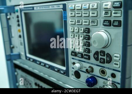 Das Detail der elektronischen Messgeräte mit vielen Tasten und einem Display. Stockfoto