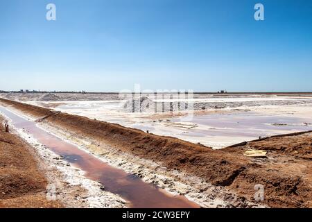 Salzpfähle bereit für die Ernte in Marismas del Odiel Feuchtgebiete. Meersalz ist Salz, das durch die Verdunstung von Meerwasser entsteht. Traditionell und nat Stockfoto