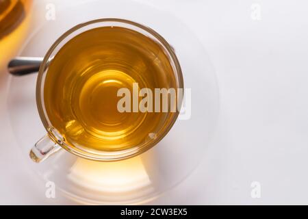 Schauen Sie sich eine Tasse frisch gebrühten heißen Tee auf dem an Weißer Hintergrund mit Kopierbereich Stockfoto