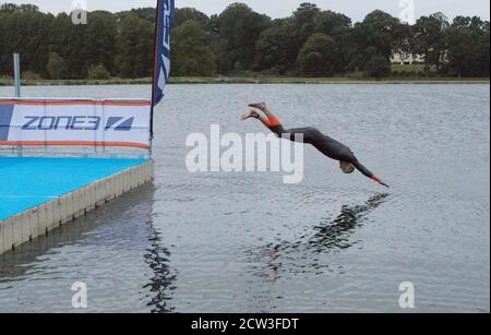 Thoresby Park, Nottinghamshire, Großbritannien. September 2020. Profisportler aus allen Teilen des Landes im letzten Event des Jahres beim Thoresby Park X Outlaw Triathlon. The Swim - 1.2 Meilen in der klaren, aber kalten privaten See, der Teil der Thoresby Hall Anwesen bildet. Kredit: Alan Beastall/Alamy Live Nachrichten. Stockfoto