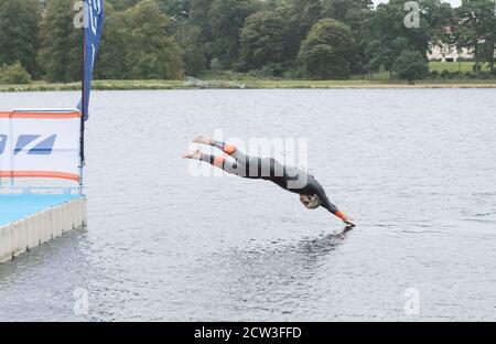 Thoresby Park, Nottinghamshire, Großbritannien. September 2020. Profisportler aus allen Teilen des Landes im letzten Event des Jahres beim Thoresby Park X Outlaw Triathlon. The Swim - 1.2 Meilen in der klaren, aber kalten privaten See, der Teil der Thoresby Hall Anwesen bildet. Kredit: Alan Beastall/Alamy Live Nachrichten. Stockfoto