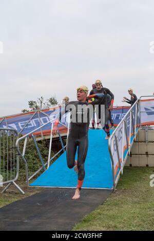 Thoresby Park, Nottinghamshire, Großbritannien. September 2020. Profisportler aus allen Teilen des Landes im letzten Event des Jahres beim Thoresby Park X Outlaw Triathlon. The Swim - 1.2 Meilen in der klaren, aber kalten privaten See, der Teil der Thoresby Hall Anwesen bildet. Kredit: Alan Beastall/Alamy Live Nachrichten. Stockfoto