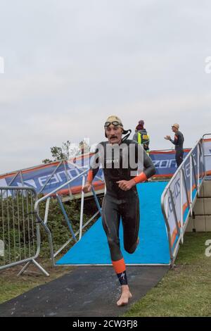 Thoresby Park, Nottinghamshire, Großbritannien. September 2020. Profisportler aus allen Teilen des Landes im letzten Event des Jahres beim Thoresby Park X Outlaw Triathlon. The Swim - 1.2 Meilen in der klaren, aber kalten privaten See, der Teil der Thoresby Hall Anwesen bildet. Kredit: Alan Beastall/Alamy Live Nachrichten. Stockfoto