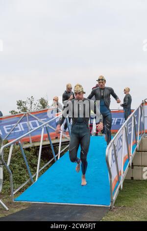 Thoresby Park, Nottinghamshire, Großbritannien. September 2020. Profisportler aus allen Teilen des Landes im letzten Event des Jahres beim Thoresby Park X Outlaw Triathlon. The Swim - 1.2 Meilen in der klaren, aber kalten privaten See, der Teil der Thoresby Hall Anwesen bildet. Kredit: Alan Beastall/Alamy Live Nachrichten. Stockfoto