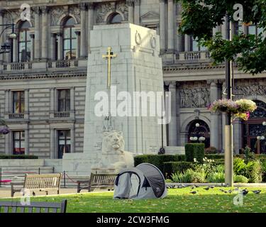 Glasgow, Schottland, Großbritannien, 27. September 2020: George Square mit seinem Kenotaph, Statuen der großen und guten, gepflegten Rasenflächen und dem architektonischen Wunder der Stadtkammern ließ die Schmählichkeit eines heimatlosen Zeltes draußen über Nacht zur Unterhaltung der Einheimischen und Touristen erscheinen. . Quelle: Gerard Ferry/Alamy Live News Stockfoto