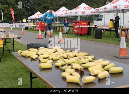 Thoresby Park, Nottinghamshire, Großbritannien. September 2020. Profisportler aus allen Teilen des Landes im letzten Event des Jahres beim Thoresby Park X Outlaw Triathlon. The Run - 13.1 Meilen, drei Runden Kurs, die eine Figur von 8 Form folgt hauptsächlich nutzt Farm Tracks und privaten Grund, die Teil der Thoresby Hall Anwesen bildet. Kredit: Alan Beastall/Alamy Live Nachrichten. Stockfoto