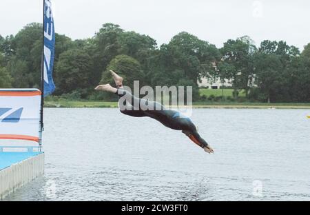 Thoresby Park, Nottinghamshire, Großbritannien. September 2020. Profisportler aus allen Teilen des Landes im letzten Event des Jahres beim Thoresby Park X Outlaw Triathlon. The Swim - 1.2 Meilen in der klaren, aber kalten privaten See, der Teil der Thoresby Hall Anwesen bildet. Kredit: Alan Beastall/Alamy Live Nachrichten. Stockfoto