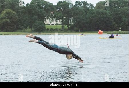 Thoresby Park, Nottinghamshire, Großbritannien. September 2020. Profisportler aus allen Teilen des Landes im letzten Event des Jahres beim Thoresby Park X Outlaw Triathlon. The Swim - 1.2 Meilen in der klaren, aber kalten privaten See, der Teil der Thoresby Hall Anwesen bildet. Kredit: Alan Beastall/Alamy Live Nachrichten. Stockfoto