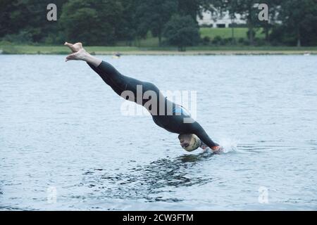 Thoresby Park, Nottinghamshire, Großbritannien. September 2020. Profisportler aus allen Teilen des Landes im letzten Event des Jahres beim Thoresby Park X Outlaw Triathlon. The Swim - 1.2 Meilen in der klaren, aber kalten privaten See, der Teil der Thoresby Hall Anwesen bildet. Kredit: Alan Beastall/Alamy Live Nachrichten. Stockfoto