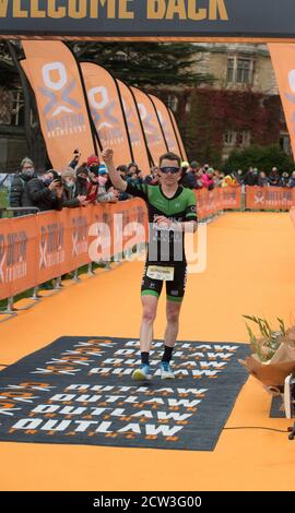 Thoresby Park, Nottinghamshire, Großbritannien. September 2020. Profi-Athlet George Goodwin gewinnt das letzte Event des Jahres beim Thoresby Park X Outlaw Triathlon in einer Zeit von 3:38:45. Kredit: Alan Beastall/Alamy Live Nachrichten. Stockfoto