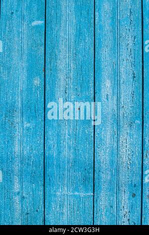 Alte Holzbretter mit zerbröckelter, rissiger blauer Farbe in der Nähe Blauer Hintergrund Stockfoto