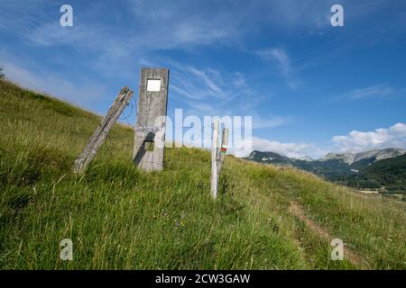 Monunento cerca del dolmen de Arrako, valle de Belagua, Isaba, Navarra, Spanien, Europa Stockfoto