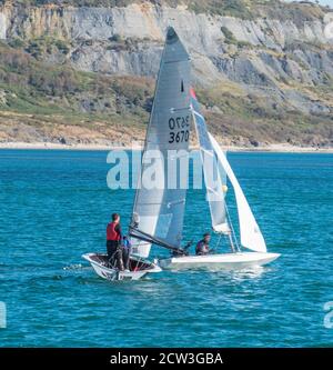 Lyme Regis, Dorset, Großbritannien. September 2020. UK Wetter: Ein heller und sonniger Tag mit einem kühlen Wind bei Lyme Regis. Die Menschen nutzen die luftigen Bedingungen, um einen Morgen Segeln in Lyme Bay genießen, West Dorset. Kredit: Celia McMahon/Alamy Live Nachrichten Stockfoto