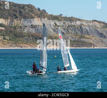 Lyme Regis, Dorset, Großbritannien. September 2020. UK Wetter: Ein heller und sonniger Tag mit einem kühlen Wind bei Lyme Regis. Die Menschen nutzen die luftigen Bedingungen, um einen Morgen Segeln in Lyme Bay genießen, West Dorset. Kredit: Celia McMahon/Alamy Live Nachrichten Stockfoto