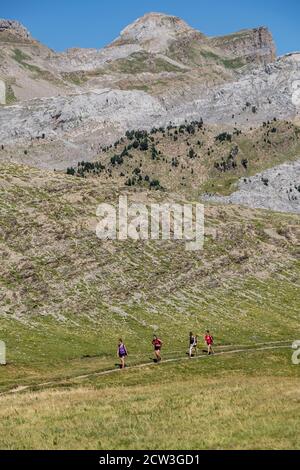 Senderistas en el collado de Linza y mesa de los Tres Reyes, 2442m., Huesca, Aragón, Spanien, Europa Stockfoto