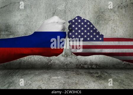 3D-Illustration eines Konzeptes des Konflikts zwischen Russland und Die Vereinigten Staaten von Amerika mit zwei gegnerischen Fäusten Vorderseite einer Wand Stockfoto