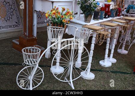 Dekorative Vintage alten Modell Fahrrad mit Vasen für Blumen auf einem Grasland, im Freien dekorierten Hintergrund, Hochzeit Veranstaltung Dekor Konzept Stockfoto