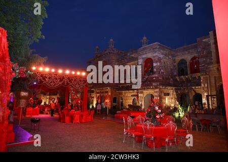 Jodhpur, Rajasthan, Indien, 20. August 2020: Luxus dekoriert Hinterhof des königlichen indischen Palast bereit für Gäste für Hochzeit oder Empfang Zeremonie, bea Stockfoto