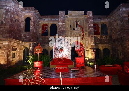 Jodhpur, Rajasthan, Indien, 20. August 2020: Bunt dekorierte indische Hochzeitsbühne für Braut und Bräutigam für Verlobungszeremonie im Hinterhof oder Rasen, Stockfoto