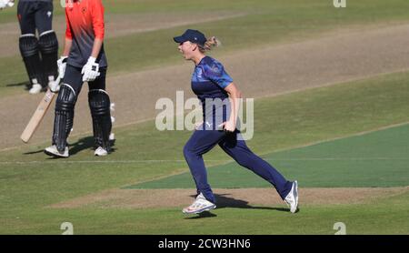 Der Northern Diamonds' Ami Campbell feiert den Fang, um die Southern Vipers Paige Scholfield während des Rachael Heyhoe Flint Trophy Finales in Edgbaston, Birmingham, zu entlassen. Stockfoto