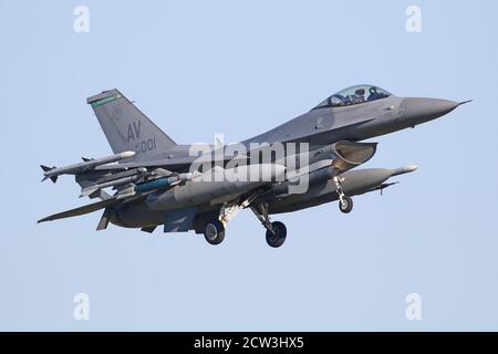 Lockheed Martin F-16C aus dem Aviano basierten 31. Kampfflügel Landung auf RAF Lakenheath während einer Einsatzübung. Stockfoto