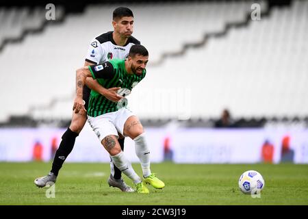 Cesena, Italien. September 2020. CESENA, ITALIEN - 27. September 2020: Francesco Caputo von US Sassuolo wird von Martin Erlic von Spezia Calcio während der Serie A Fußballspiel zwischen Spezia Calcio und US Sassuolo herausgefordert. (Foto von Nicolò Campo/Sipa USA) Quelle: SIPA USA/Alamy Live News Stockfoto