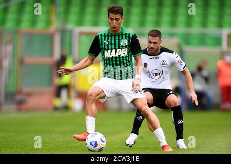 Cesena, Italien. September 2020. CESENA, ITALIEN - 27. September 2020: Filip Duricic von US Sassuolo wird von Jacopo Sala von Spezia Calcio während der Serie A Fußballspiel zwischen Spezia Calcio und US Sassuolo herausgefordert. (Foto von Nicolò Campo/Sipa USA) Quelle: SIPA USA/Alamy Live News Stockfoto