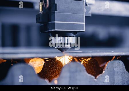 Laser CNC Schneiden von Metall mit Lichtfunken Industrielle Fertigungstechnologie Stockfoto