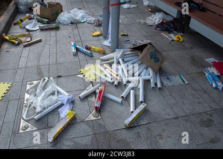 Hongkong, Hongkong, China. Oktober 2014. Die Umbrella Revolution von 2014. Die Morgendämmerung bricht an einem anderen Tag des Occupy Sit-in rund um das Regierungsbüro.die Straßen sind übersät mit Vorräten, die von Demonstranten über Nacht verwendet werden, einschließlich Anklebefilm gegen das Pfefferspray. Quelle: Jayne Russell/ZUMA Wire/Alamy Live News Stockfoto