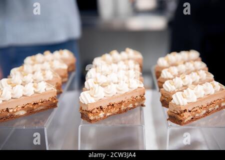 Nahaufnahmen von Reihenkuchen Buttercreme Brownies auf dem Display Catering süß Tischdeko-Matten Stockfoto
