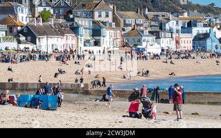 Lyme Regis, Dorset, Großbritannien. September 2020. UK Wetter: Ein heller und sonniger Tag mit einem kühlen Wind bei Lyme Regis. Die Menschen wickeln sich warm, um einen flotten Spaziergang entlang der Küste bei Lyme Regis genießen. Kredit: Celia McMahon/Alamy Live Nachrichten Stockfoto