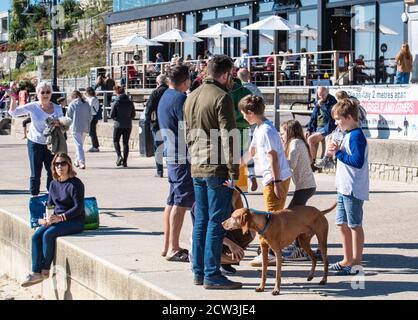 Lyme Regis, Dorset, Großbritannien. September 2020. UK Wetter: Ein heller und sonniger Tag mit einem kühlen Wind bei Lyme Regis. Die Menschen wickeln sich warm, um einen flotten Spaziergang entlang der Küste bei Lyme Regis genießen. Kredit: Celia McMahon/Alamy Live Nachrichten Stockfoto