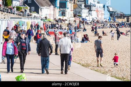 Lyme Regis, Dorset, Großbritannien. September 2020. UK Wetter: Ein heller und sonniger Tag mit einem kühlen Wind bei Lyme Regis. Die Menschen wickeln sich warm, um einen flotten Spaziergang entlang der Küste bei Lyme Regis genießen. Kredit: Celia McMahon/Alamy Live Nachrichten Stockfoto