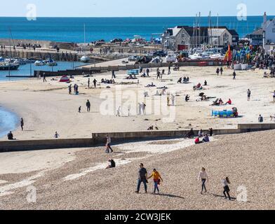 Lyme Regis, Dorset, Großbritannien. September 2020. UK Wetter: Ein heller und sonniger Tag mit einem kühlen Wind bei Lyme Regis. Die Menschen wickeln sich warm, um einen flotten Spaziergang entlang der Küste bei Lyme Regis genießen. Kredit: Celia McMahon/Alamy Live Nachrichten. Stockfoto