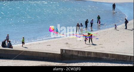 Lyme Regis, Dorset, Großbritannien. September 2020. UK Wetter: Ein heller und sonniger Tag mit einem kühlen Wind bei Lyme Regis. Die Menschen genießen einen hellen und luftigen Tag am Strand bei Lyme Regis. Kredit: Celia McMahon/Alamy Live Nachrichten. Stockfoto