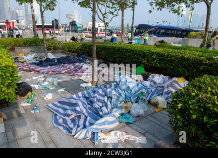 Hongkong, Hongkong, China. Oktober 2014. Die Umbrella Revolution von 2014. Die Morgendämmerung bricht an einem anderen Tag des Occupy Sit-in rund um das Regierungsbüro.die Straßen sind übersät mit Vorräten, die von Demonstranten über Nacht genutzt werden. Quelle: Jayne Russell/ZUMA Wire/Alamy Live News Stockfoto